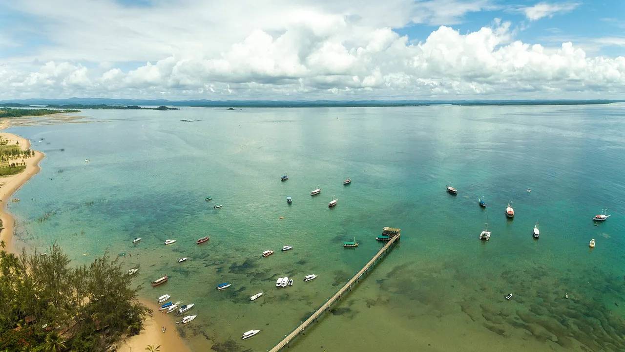 Praia e baía em Barra Grande, Maraú