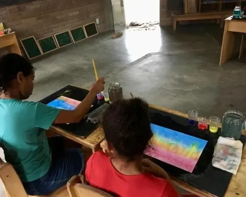Atividade de pintura na Escola Comunitária Maramar