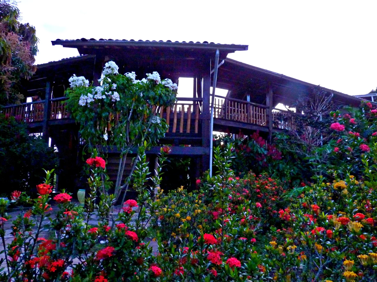 Jardim e fachada da Pousada Meu Sossego