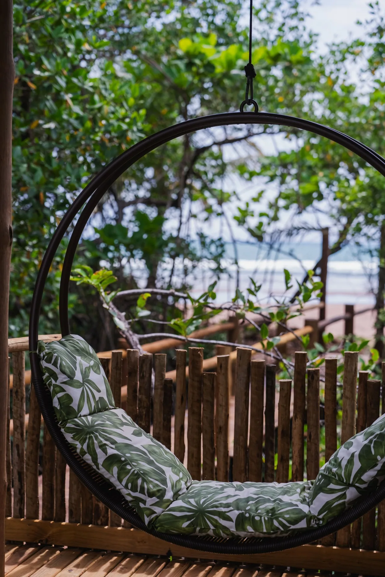 Jardim e balanço da Villa Marée diante da praia